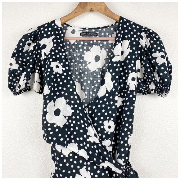 Urban Outfitters Jocelyn Black Floral Wrap Dress Size Small - Picture 7 of 13
